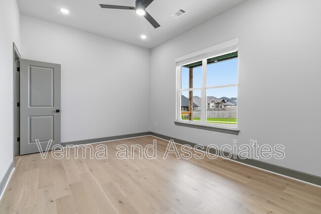 Building Photo - 930 Trestle Ln