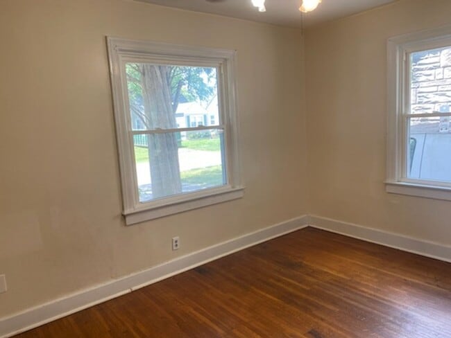 Building Photo - Updated Three Bedroom House in West Louisv...