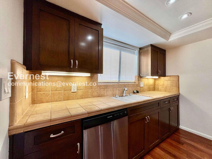Building Photo - 4455 Rockland Pl