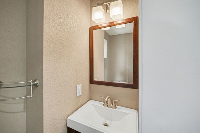 Building Photo - Stunning Luxury Home in Sunnyside **Move-In Special**