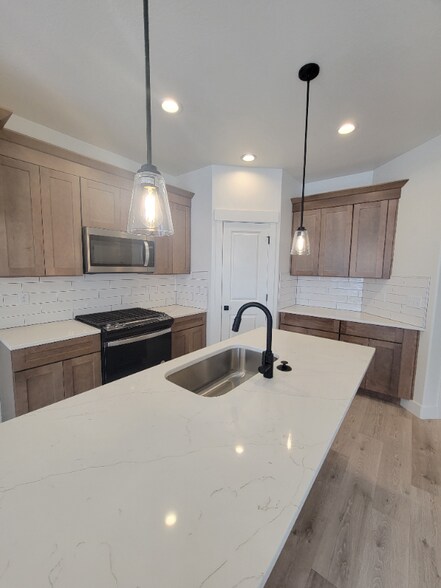 Building Photo - 967 W Sunspear Dr