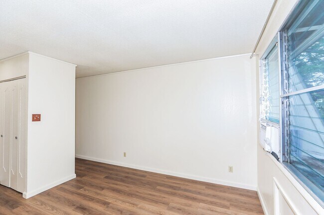 Building Photo - Ridgeway - Renovated two story, 2 bedroom, 1 bath with 1 uncovered parking stall