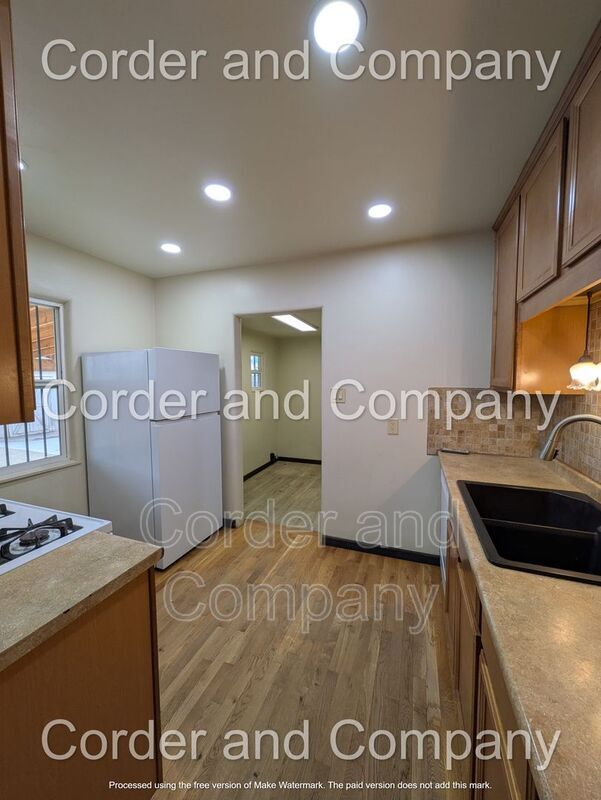 Building Photo - 302 Valencia Dr NE
