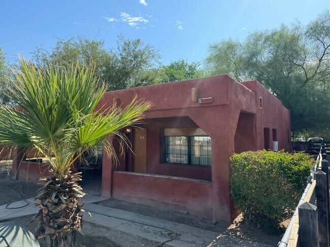Building Photo - Cozy 2 Bedroom Home