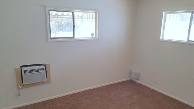 Building Photo - 609 W 5th St