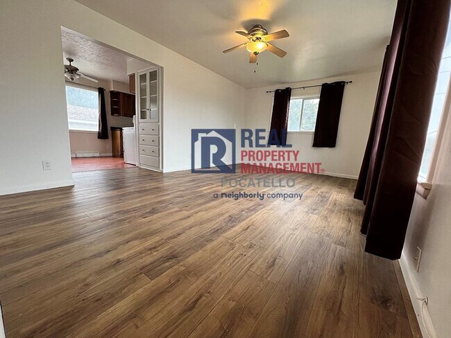 Building Photo - 4 bedroom 2 bath - 1 Car Detached Garage - Small dog negotiable