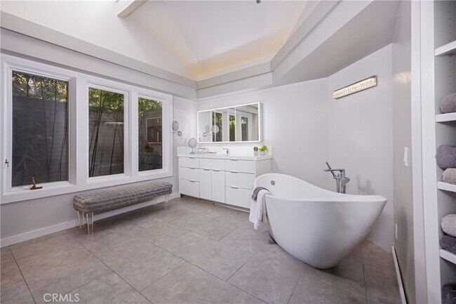 Building Photo - 31561 Peppertree Bend Unit