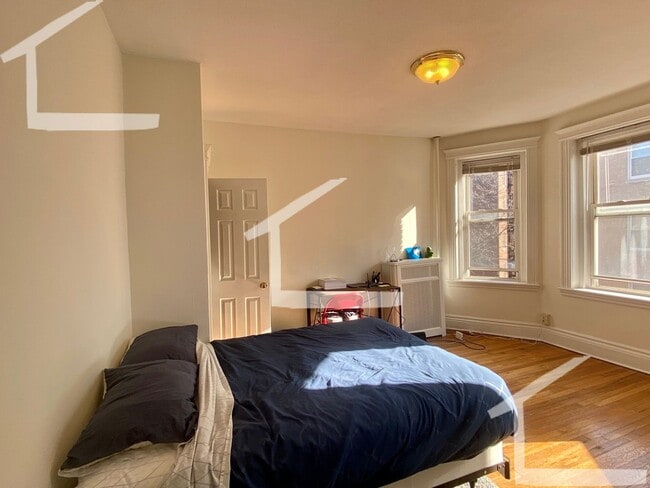 Building Photo - 6/1 Sunny charming Studio apartment just 1...
