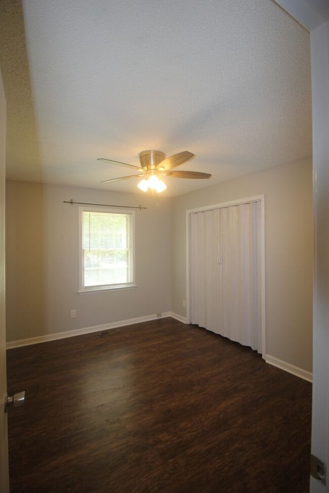 Building Photo - Move In Special!! 1/2 Off First Month's Re...