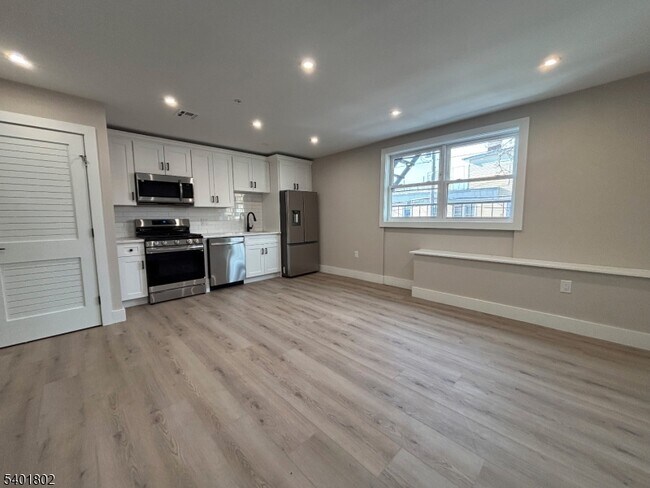 Building Photo - 136 Elm St