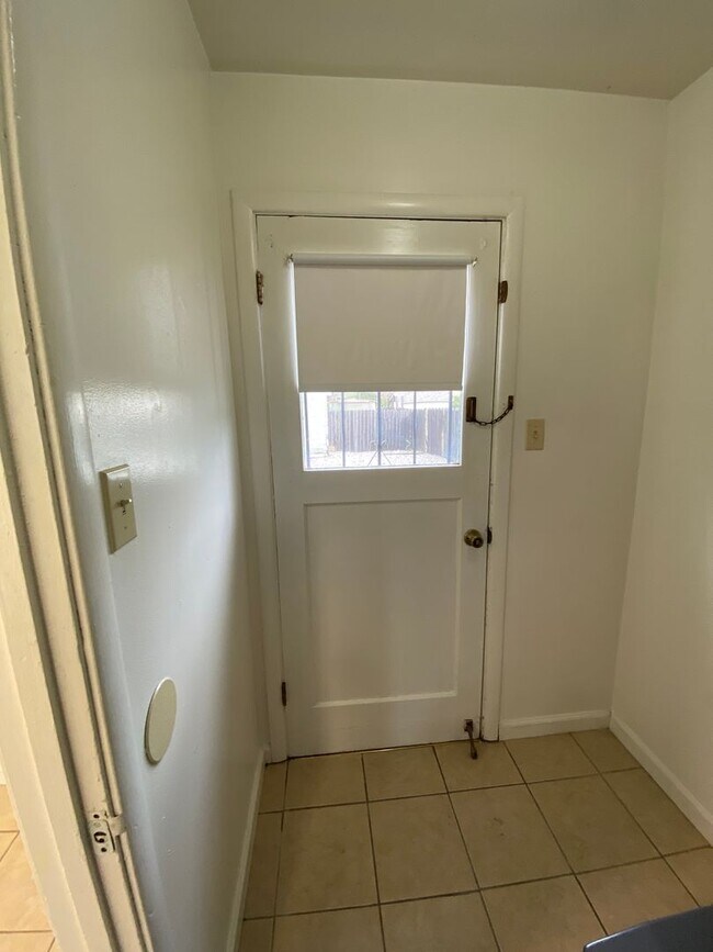 Building Photo - Rent Reduction!! 1bed/1bath Duplex within walking distance of Downtown Fairfield
