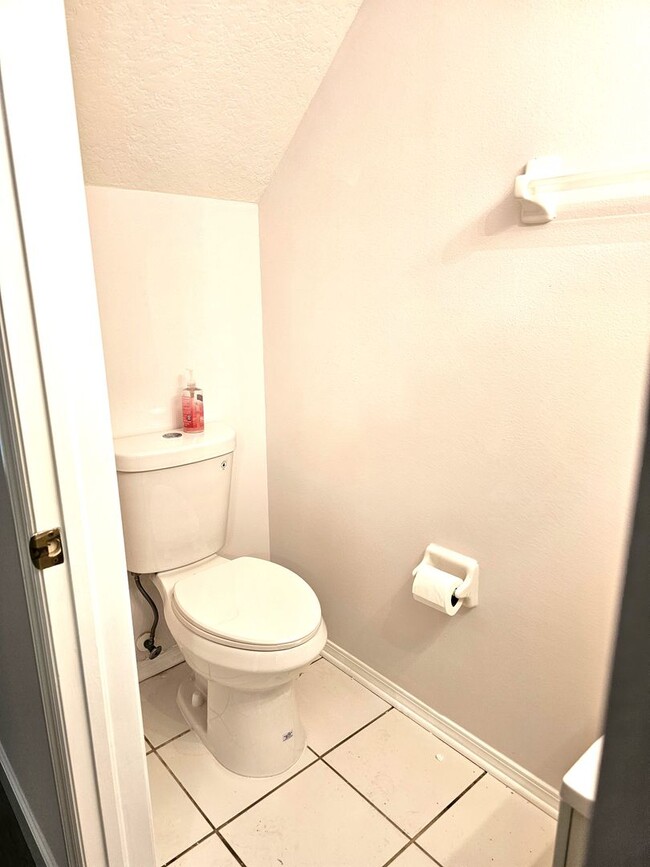 Building Photo - Regency Key Townhouse