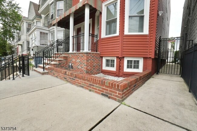 Building Photo - 38 Gates Ave