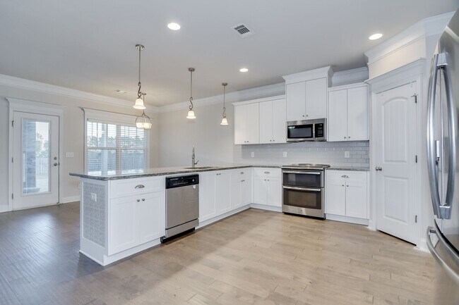 Building Photo - Large House in Grovetown!