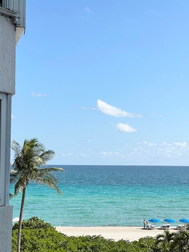 Building Photo - 17275 Collins Ave