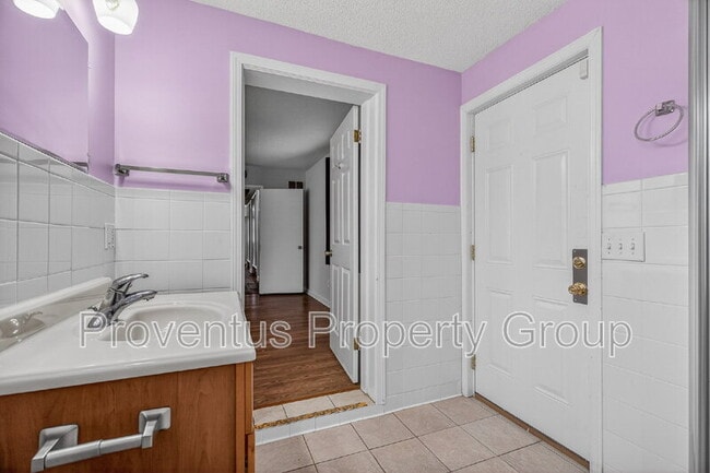 Building Photo - 8 Manor Dr