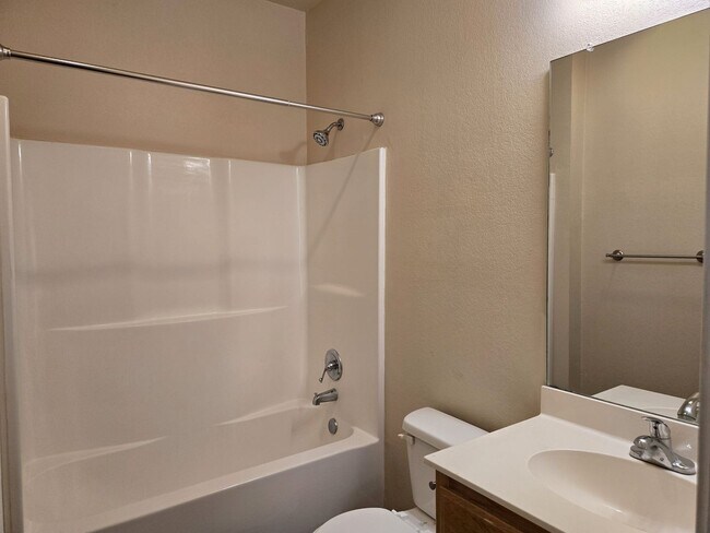 Building Photo - 3/2 Fourplex in Castle Heights