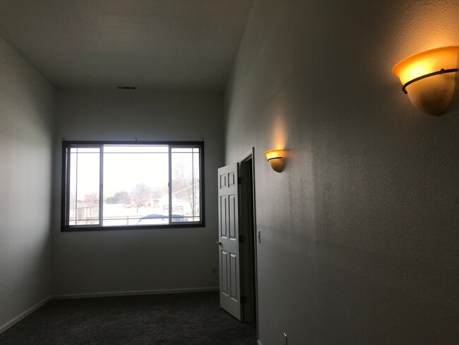 Primary Photo - Spacious 1 bed 1 bath apartment in a conve...