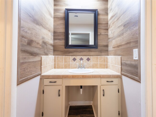 Building Photo - 2728 Encino Ave