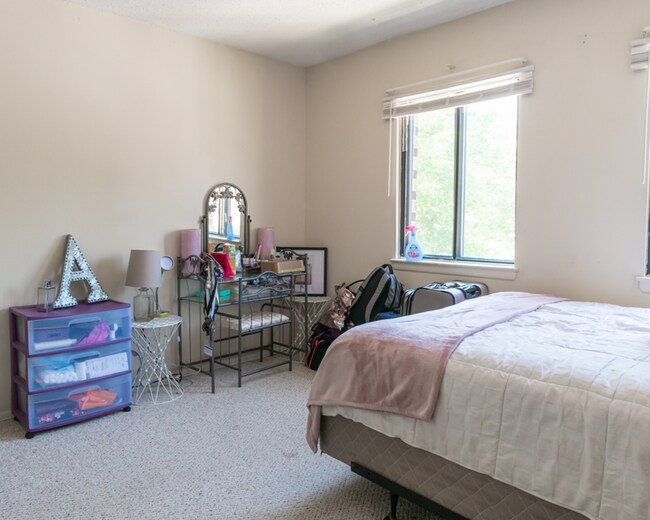 Building Photo - 10 Longstream Ct