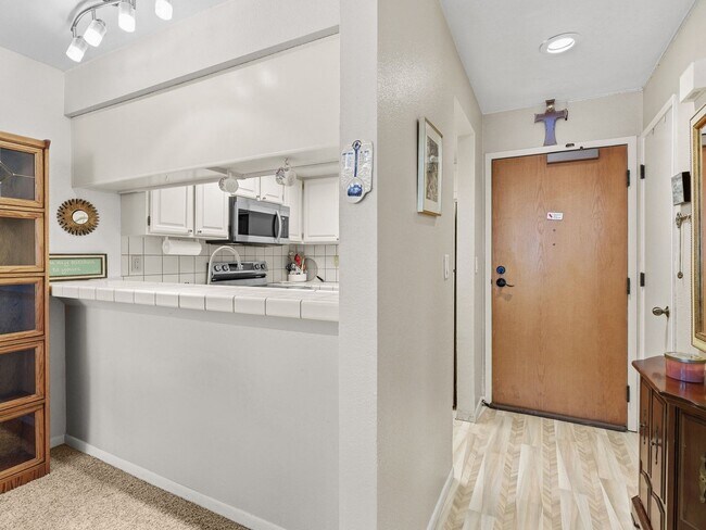 Building Photo - Unique fully furnished one bedroom condo i...