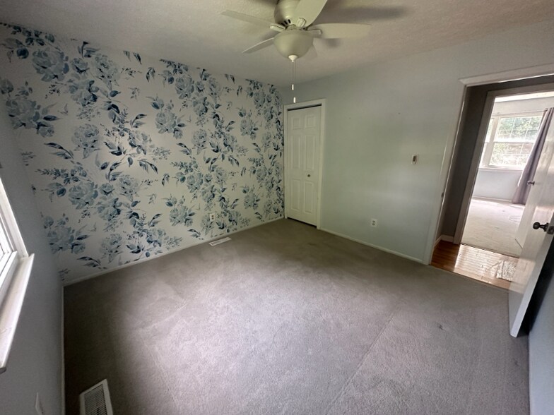 Building Photo - 253 Overleaf Dr