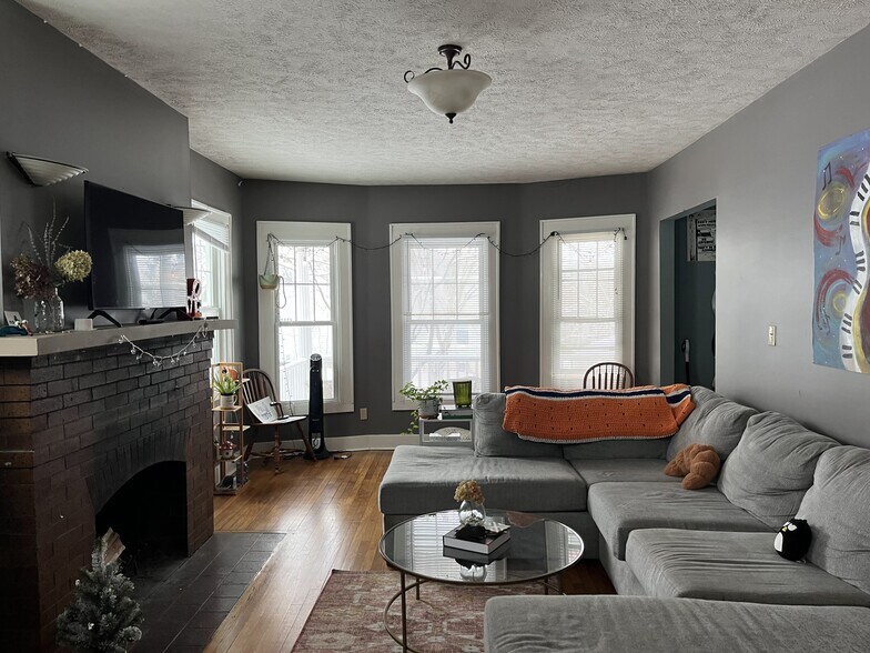 Building Photo - 702 Lancaster Ave