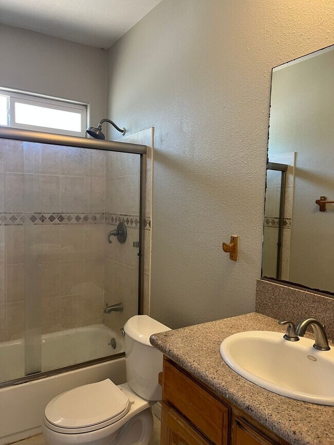 Building Photo - 4 bedrooms 2 bathroom home in Apple Valley!