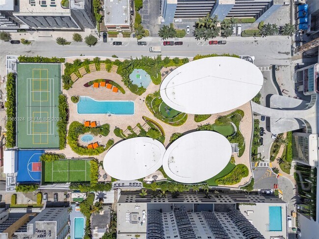 Building Photo - 700 NE 24th St