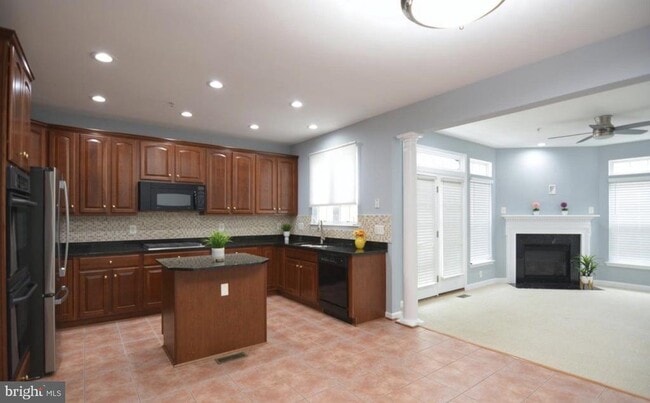 Building Photo - 422 Sheila St