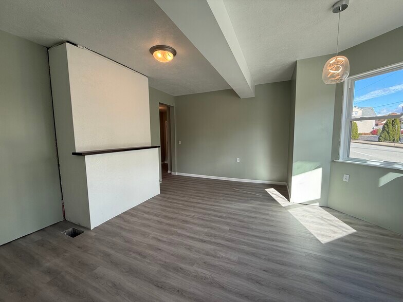 Building Photo - 412 Depot St