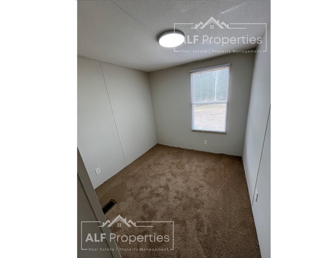 Building Photo - Newly Renovated and Available