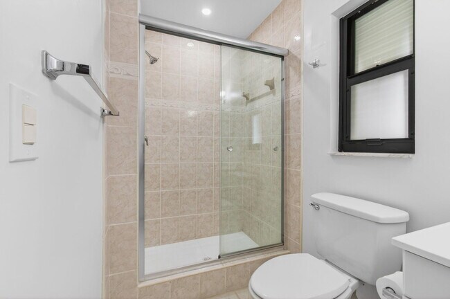 Building Photo - 3939 NE 5th Ave