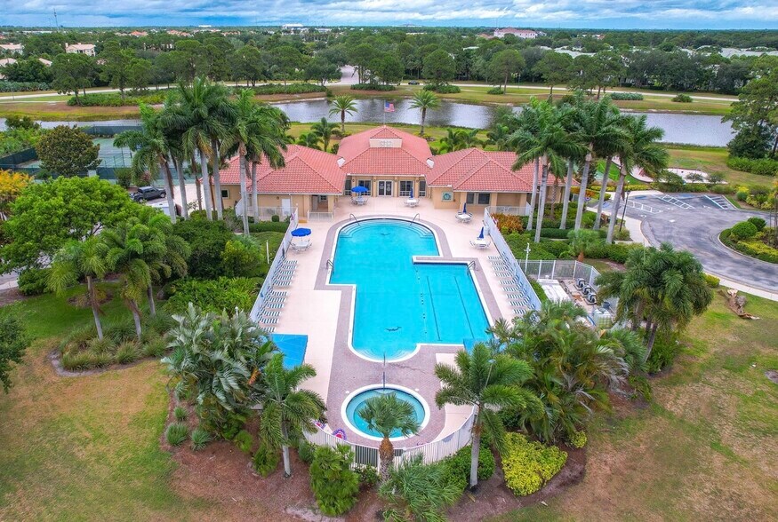 New club house & heated pool/hot tub - 798 SW Munjack Cir