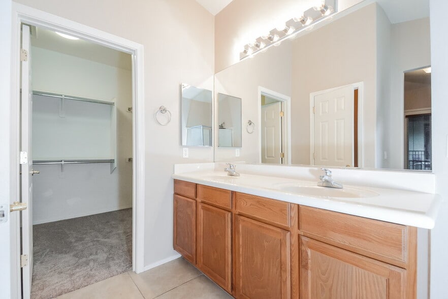 Building Photo - 462 E Calle De Ocaso