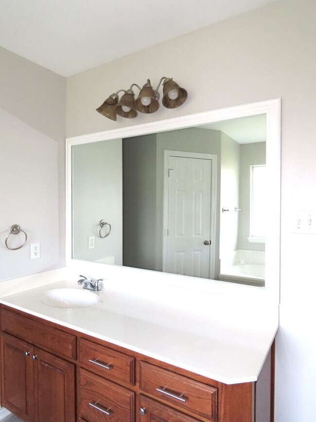 Building Photo - Gorgeous 3 Bedroom, 2 Bath Home in Flint!
