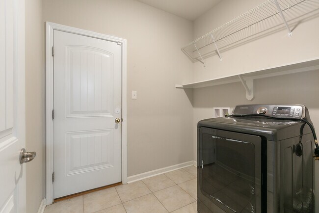 Building Photo - 700 Lakeshore Village Dr