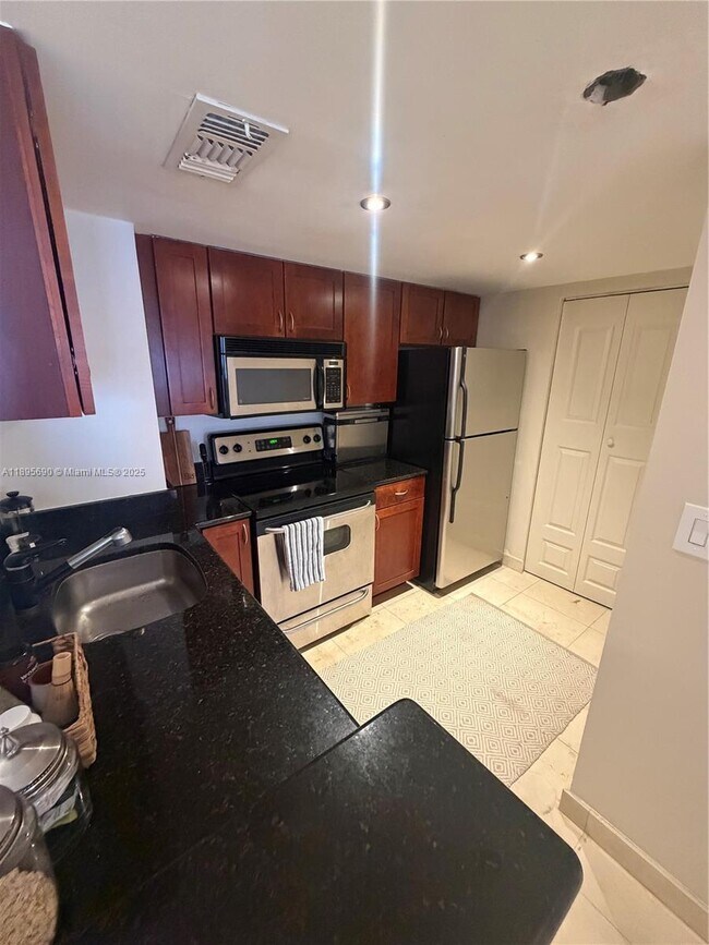 Building Photo - 770 Claughton Island Dr