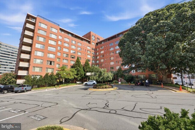 Building Photo - 1121 Arlington Blvd