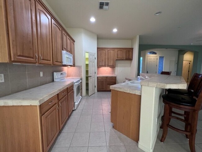 Building Photo - 3 Bed 2 Bath Golf Gated Community Pet Friendly,Boat Garage. Bullhead Parkway