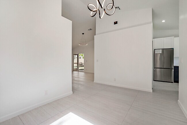 Building Photo - 320 NE 42nd St