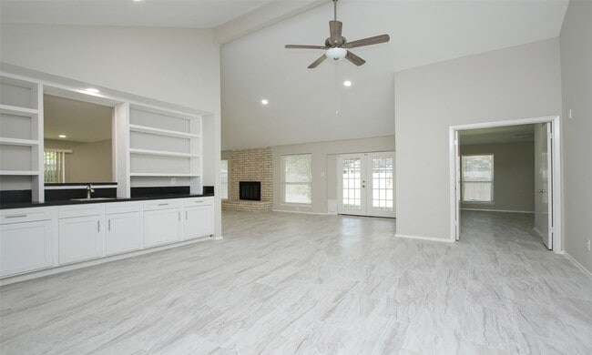 Building Photo - 833 Lakeview Dr