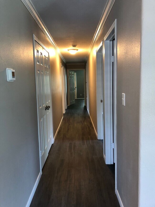 Building Photo - 109 Varsity Dr