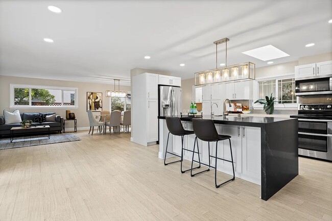 Building Photo - 875 Brittany Ln