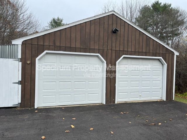 Building Photo - 584 Pleasant St