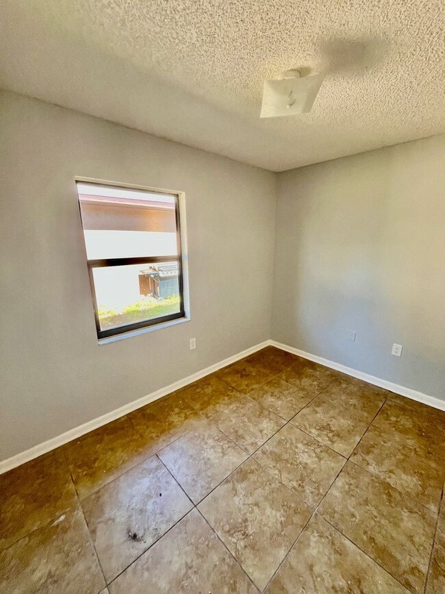 Building Photo - GORGEOUS 3BR/1.5BA Duplex! Convenient Location! NO APPLICATION FEE!