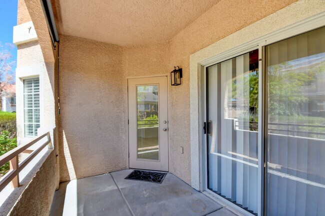 Building Photo - Beautiful 2BR / 2BA Renovated / Modern Con...