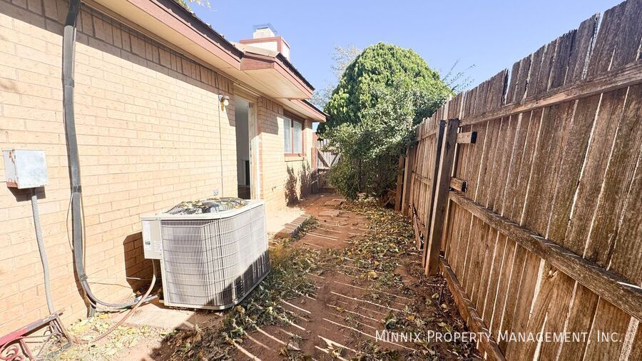 Building Photo - 8208 Vernon Ave