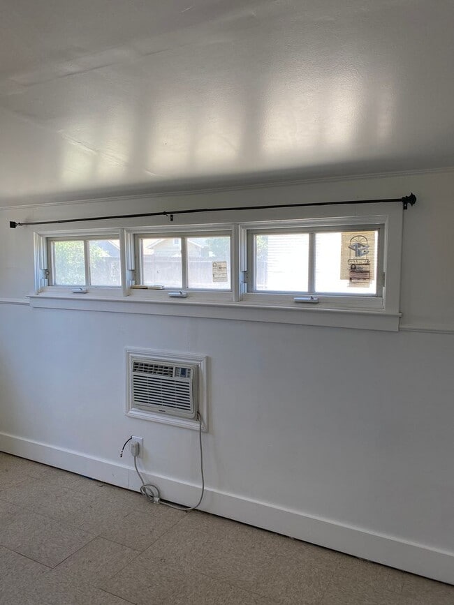 Building Photo - COMING SOON!! DESIREABLE LOS BANOS SOUTH S...