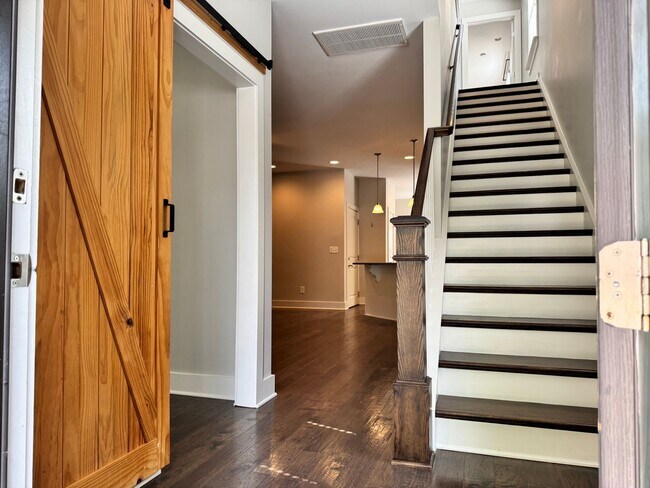 Building Photo - Beautiful End Unit Franklin Townhome